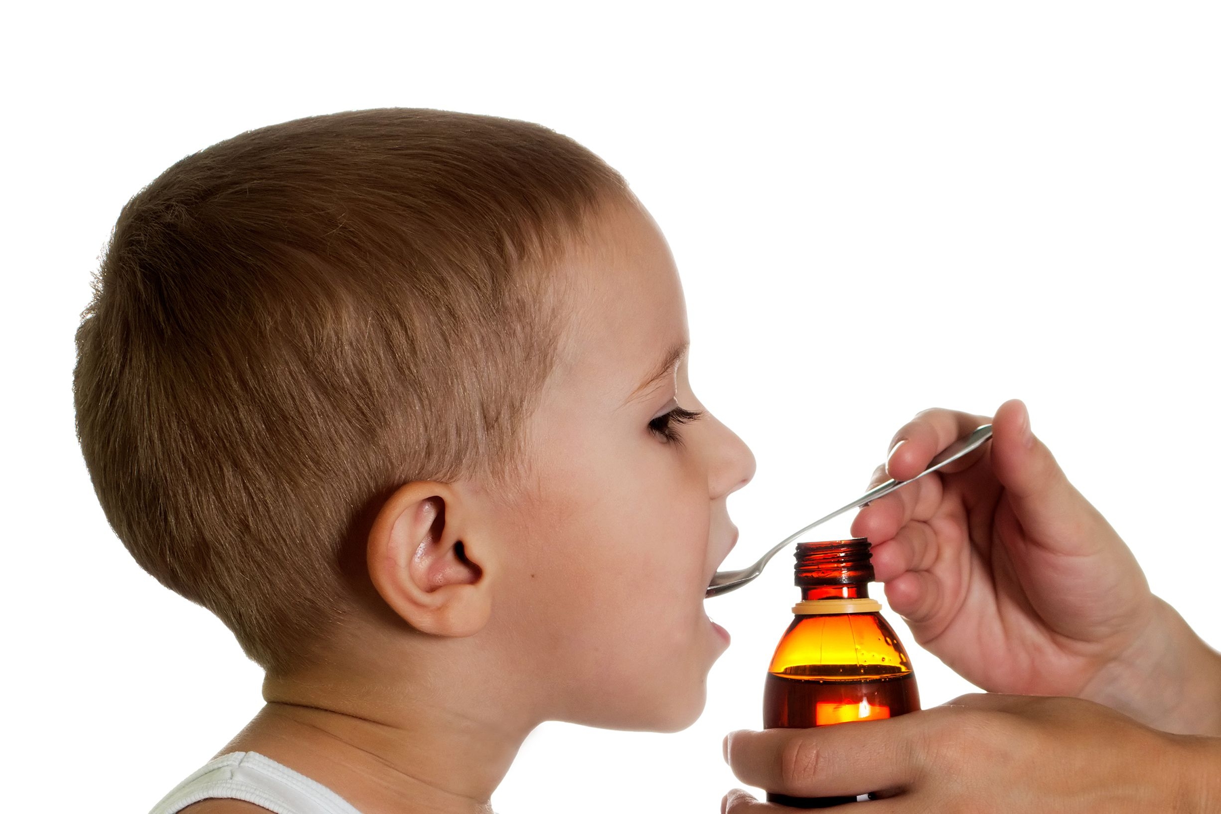 Как ребенку пить капсулу. Ребенок пьет лекарство. Ребенок пьет таблетки. Сироп для детей. Сиропы лекарственны детские.